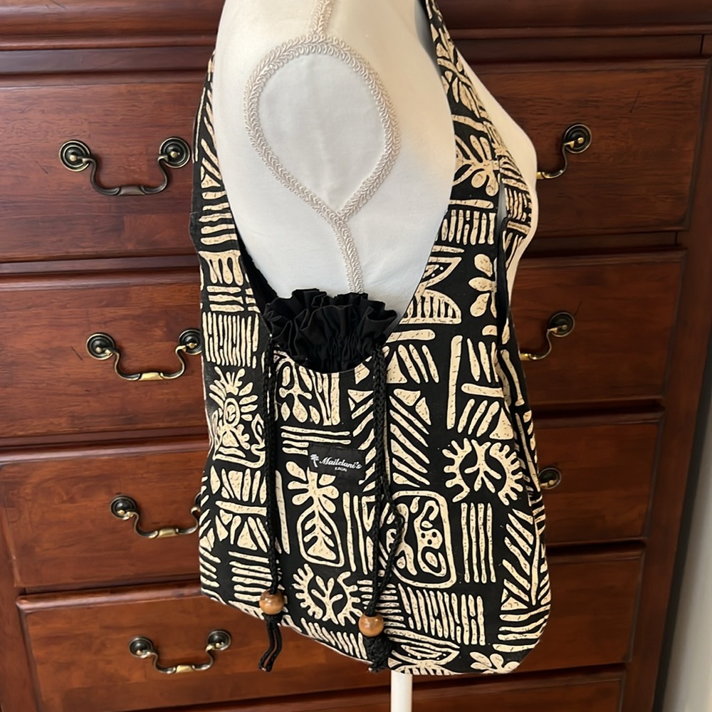 Mailelani’s Kauai, Hawaiian shoulder bag with cinch closure.